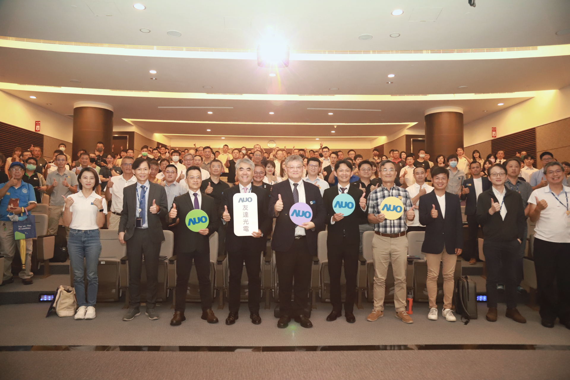 友達光電邀請領域專家共研再生能源發展、電力需求及建築物減碳等議題進行交流，盼共擘綠色永續生態圈的嶄新契機