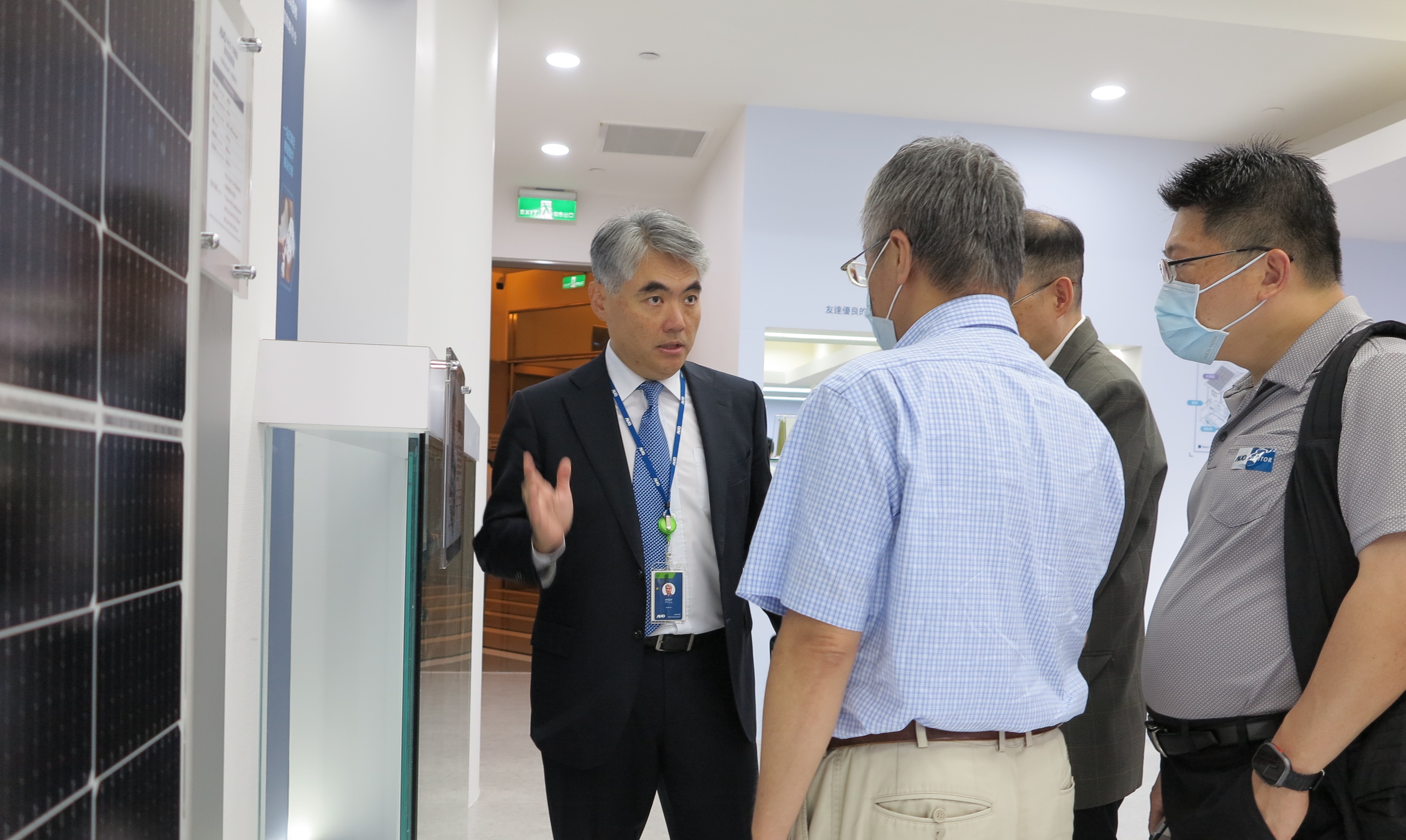 友達光電能源事業群總經理林恬宇分享友達落實太陽能建築一體化目標，協助企業邁向能源轉型的高效能低碳解方。