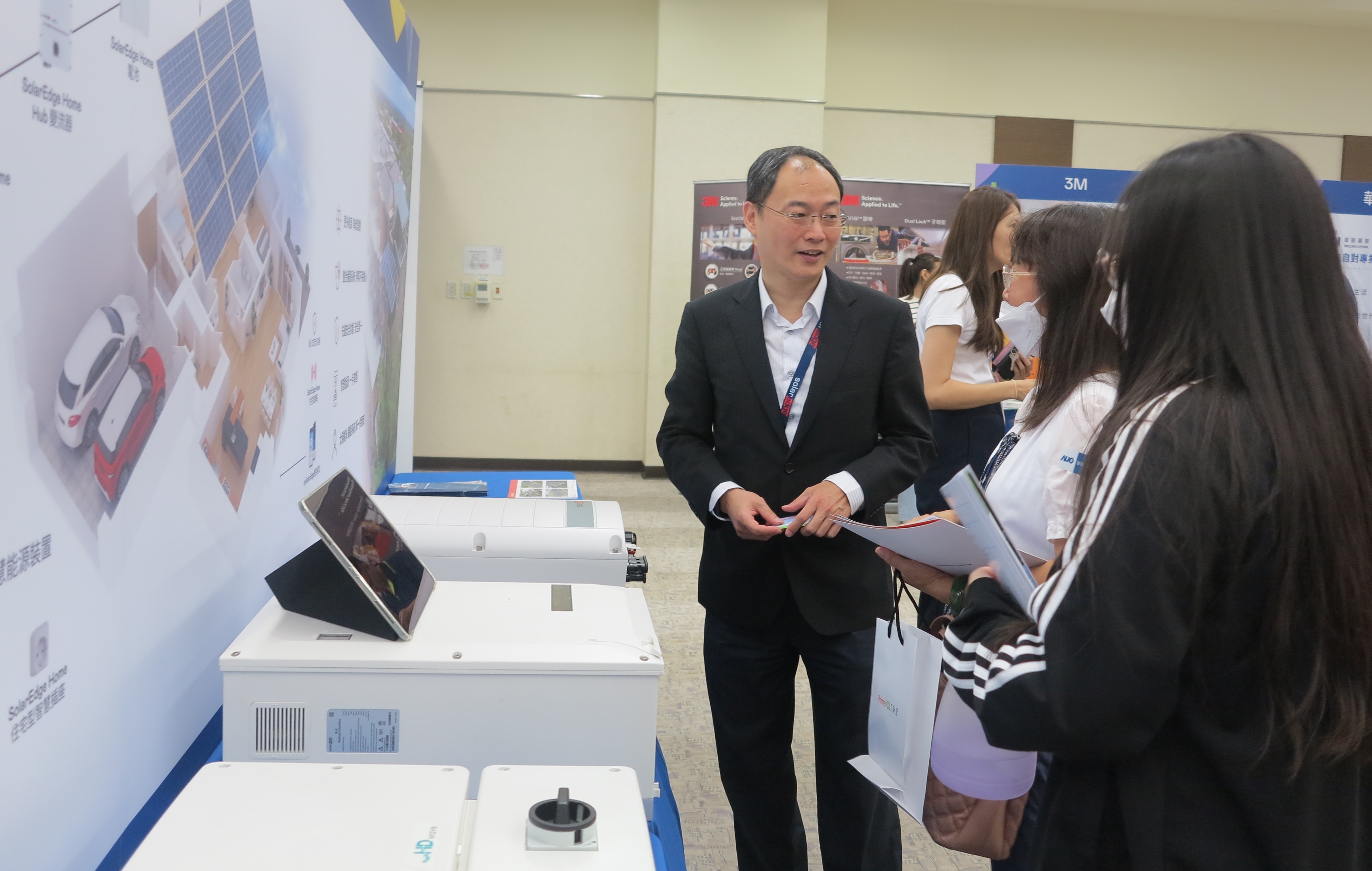 透過研討會產學界緊密交流與分享，提升參與人員借鏡及加深低碳概念，提升綠色能源產業之韌性。