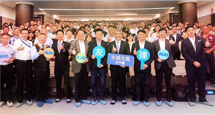 友達以太陽能解決方案領航者，跨足建築領域，4日在台中廠區舉辦「光電建築一體化研討會」，邀請產業先驅共同推動綠化，打造新一代智慧綠建築。